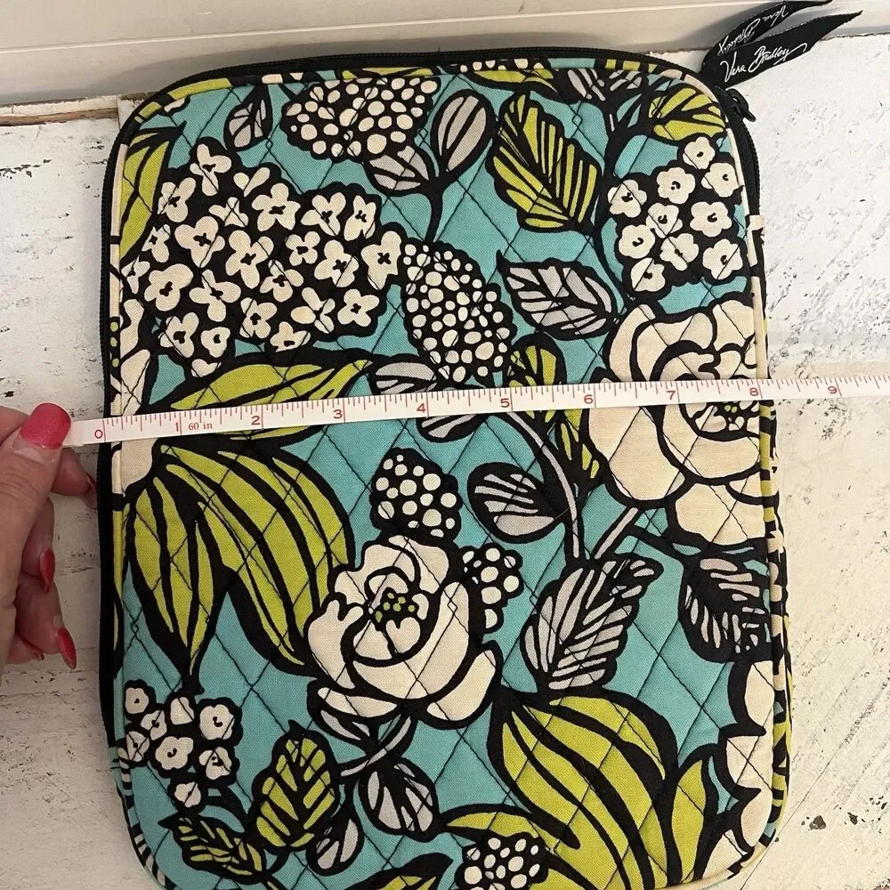 Vera Bradley design its